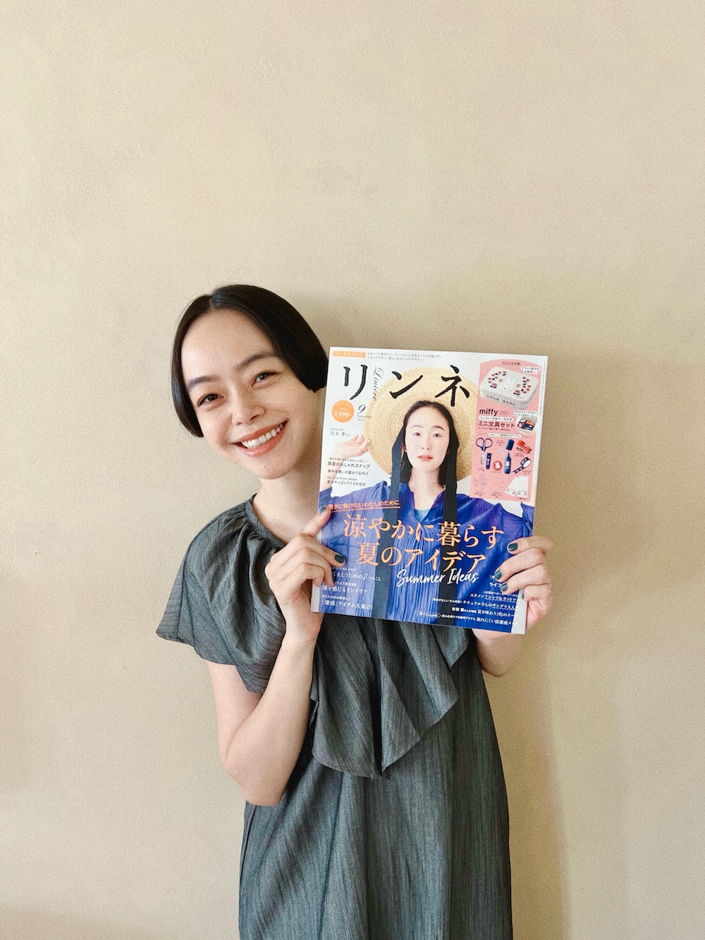 ブラック系のかごバッグ、グレー系のワンピース、ブラック系のサンダルを着用したレディースの夏コーディネートの3枚目の写真