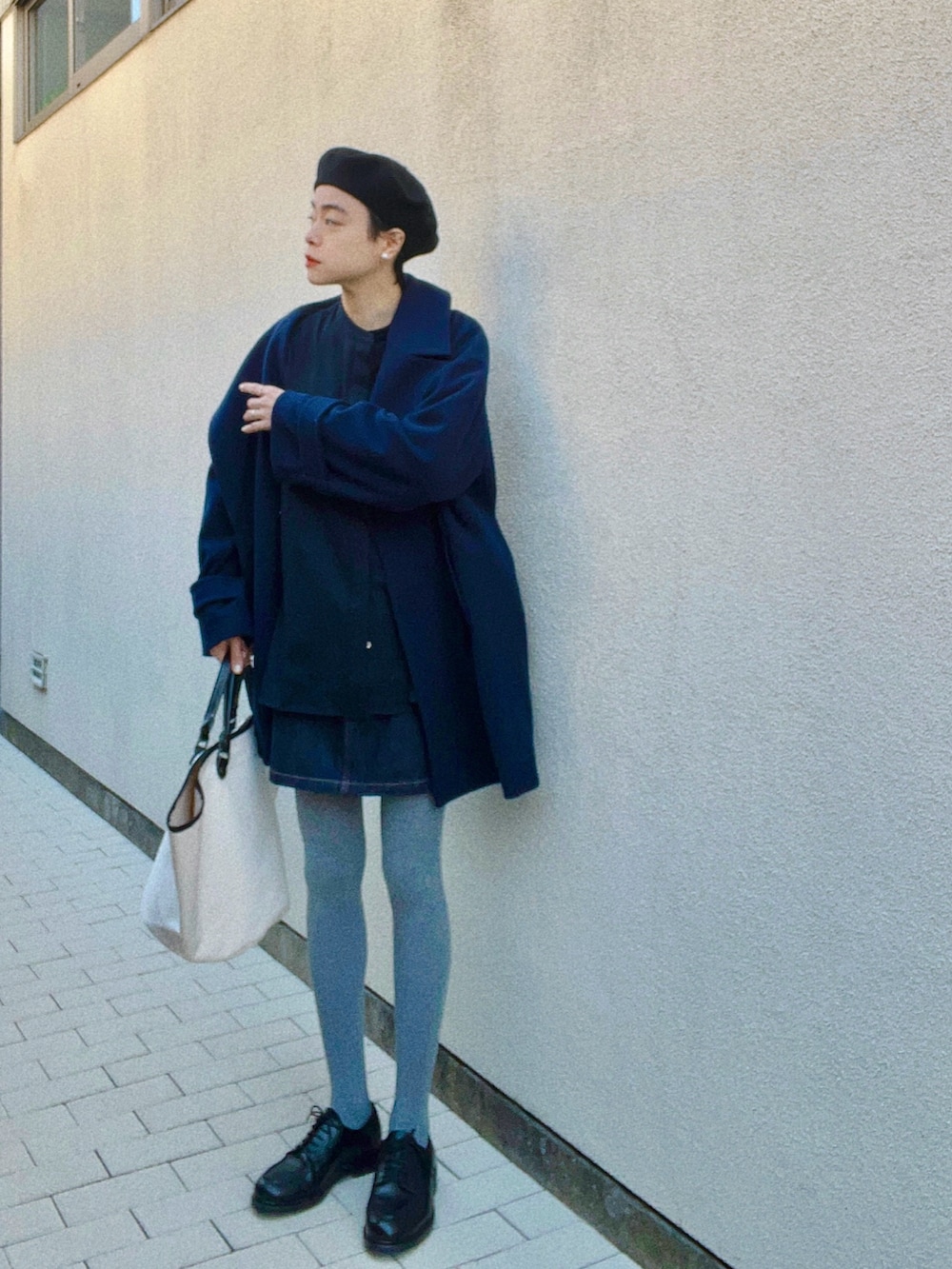 ブルー系のその他アウター、ブルー系のシャツ/ブラウス、ブルー系のデニムスカートを着用したレディースの冬コーディネートの2枚目の写真