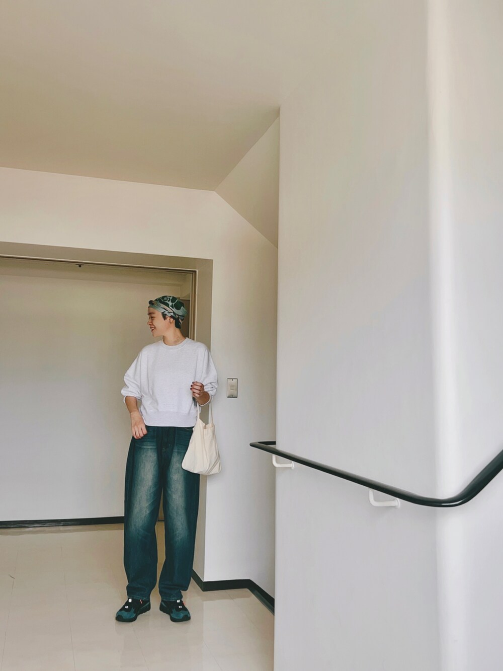 グレー系のスウェット、ブラック系のスニーカー、パープル系のバンダナ/スカーフを着用したレディースの秋コーディネートの2枚目の写真