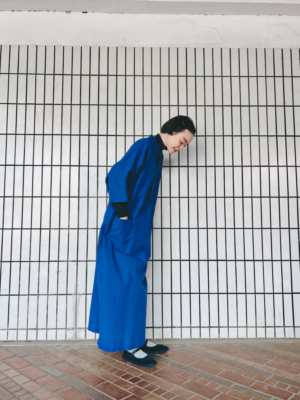 ブルー系のワンピース/ドレス、ブルー系のニット/セーター、ブルー系のその他シューズを着用したレディースの春コーディネートの3枚目の写真