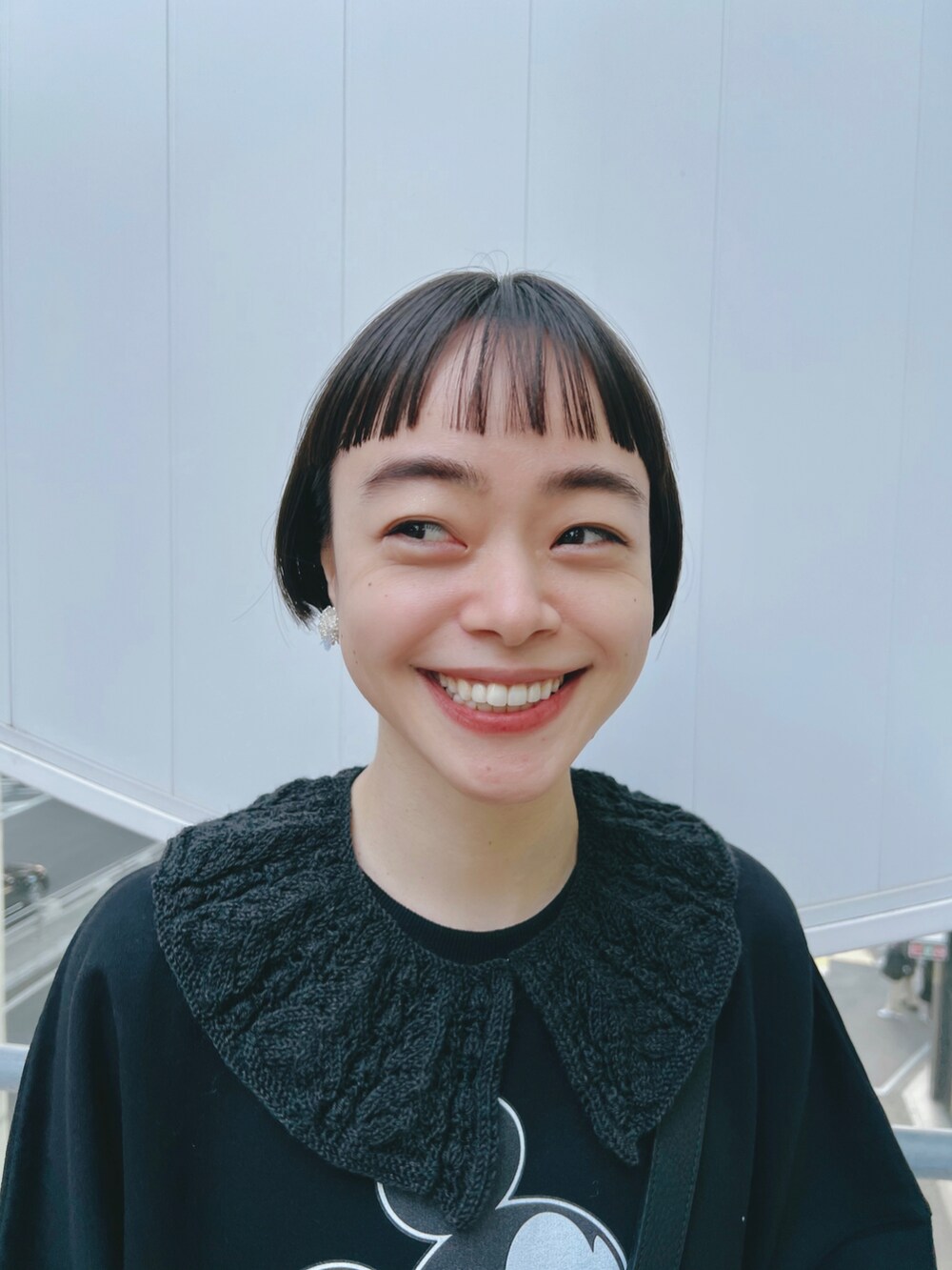 「オトナカジュアル、スウェット、ミッキー、黒スウェット、白パンツ、モノトーン、ストラップシューズ、シンプル、カジュアルコーデ、カジュアル、ゆるコーデ、モノトーンコーデ」｜「nagonstansのヘリンボーン Modest（デニムパンツ、ホワイト系）」を使った、Kanocoさん（レディース・170cm）の冬コーディネートの3枚目の写真