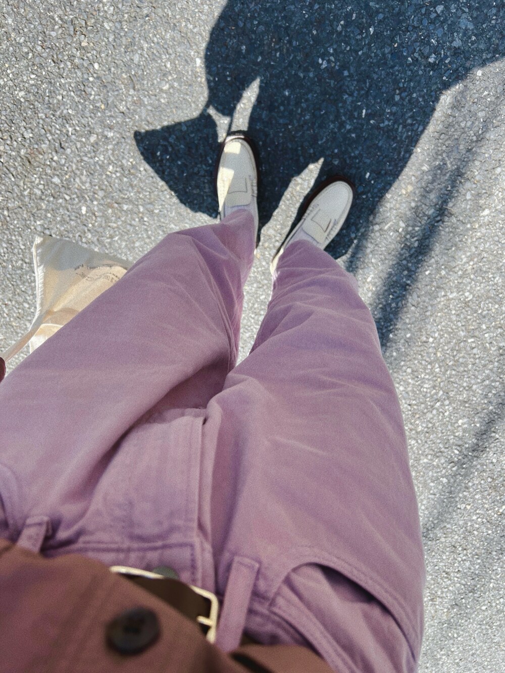 パープル系のシャツ/ブラウス、パープル系のパンツ、ベージュ系のローファーを着用したレディースの春コーディネートの3枚目の写真