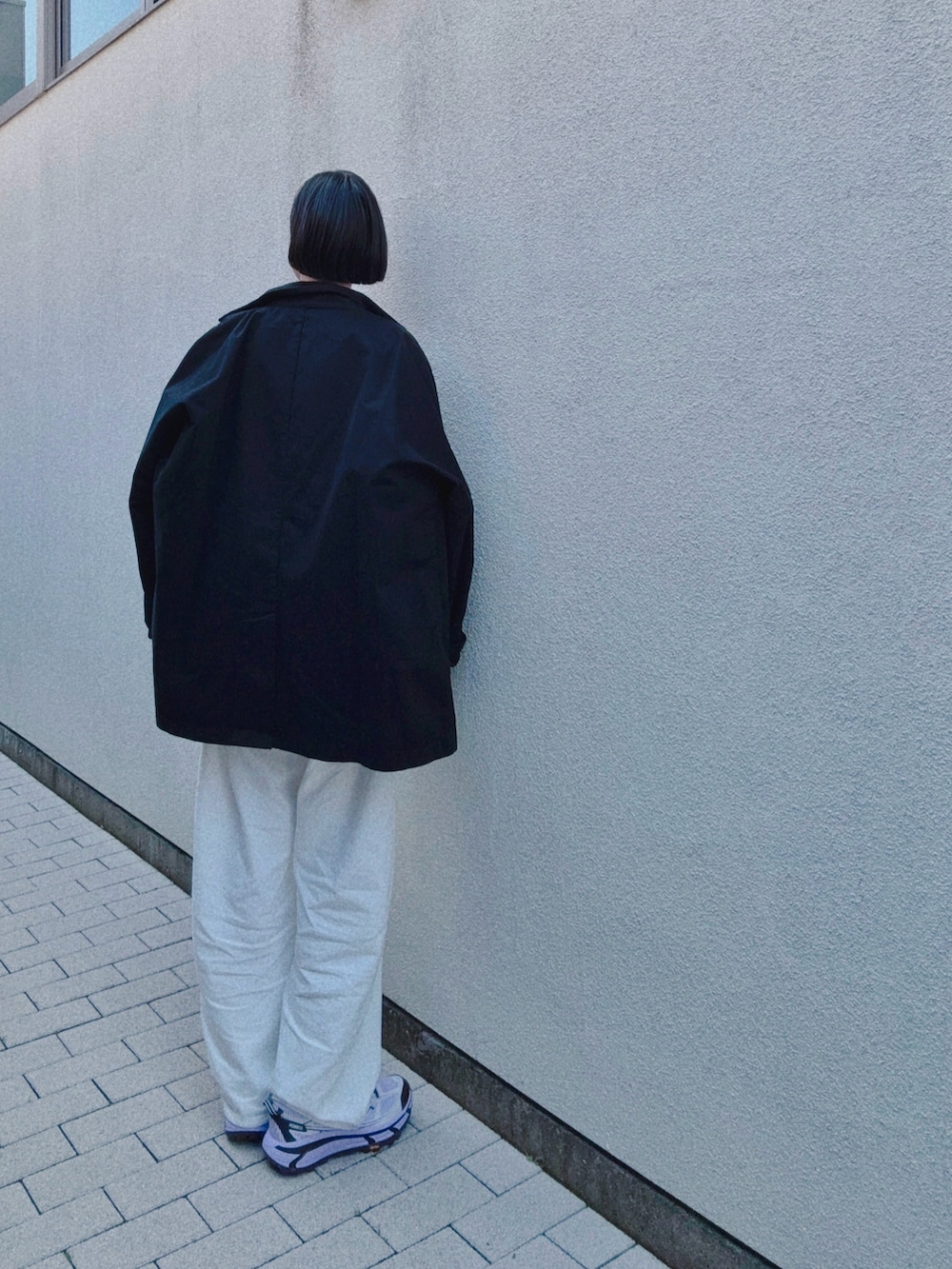 ブラック系のブルゾン、ブラック系のジャケット/アウター、ホワイト系のデニムパンツを着用したレディースの春コーディネートの2枚目の写真