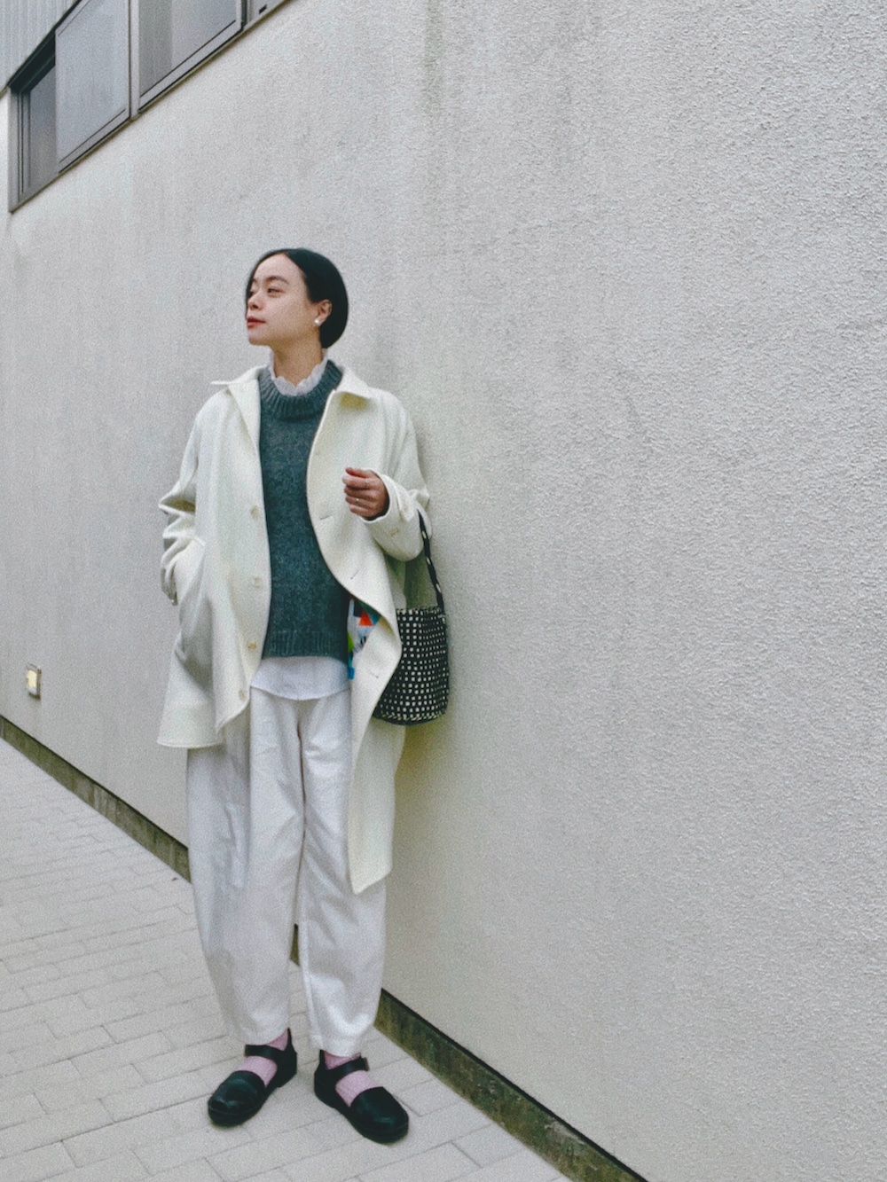 グレー系のベスト、ホワイト系のジャケット/アウター、ホワイト系のパンツを着用したレディースの冬コーディネートの3枚目の写真