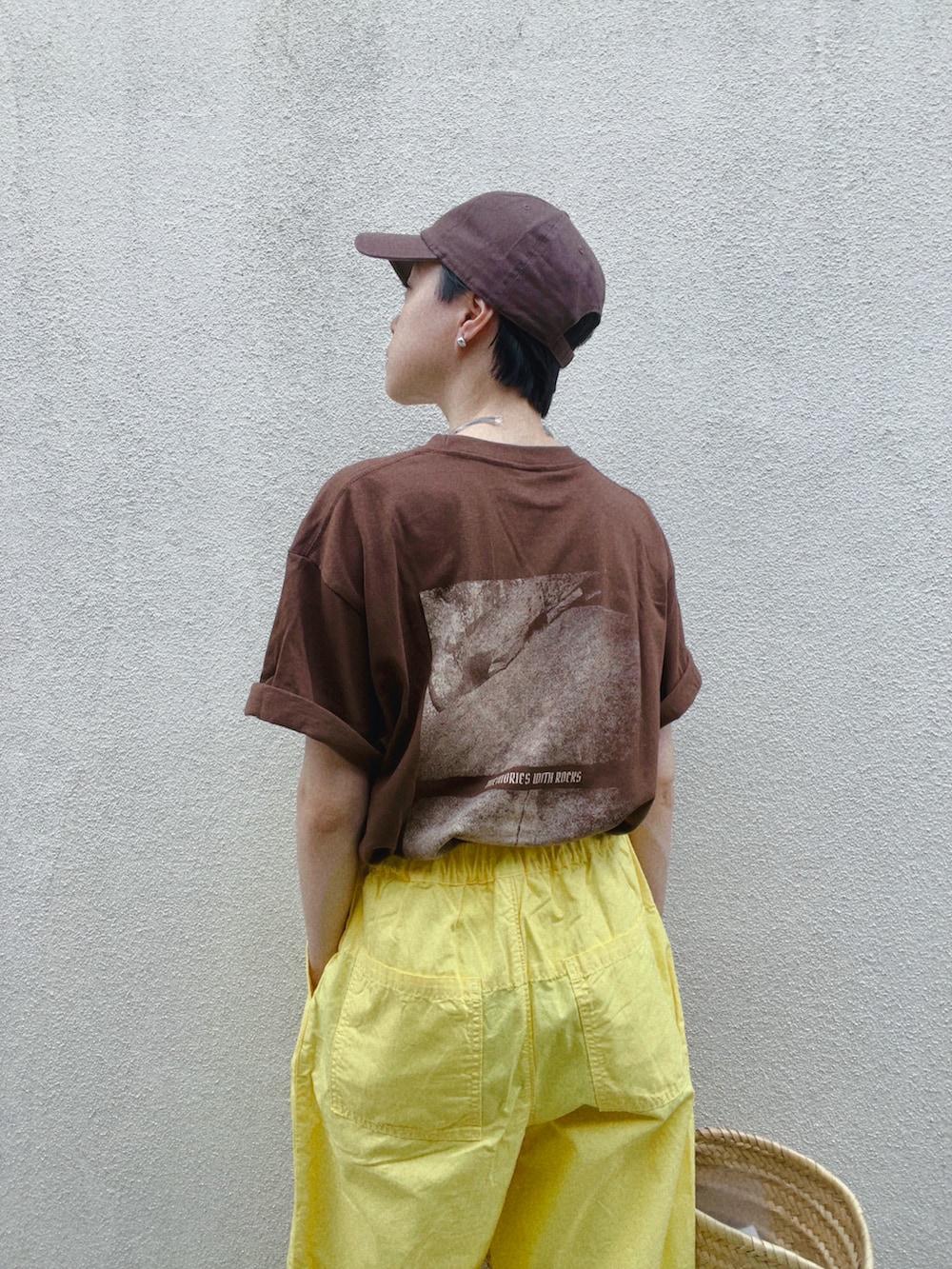 イエロー系のその他パンツ、ブラック系のサンダル、ベージュ系のかごバッグを着用したレディースの夏コーディネートの3枚目の写真