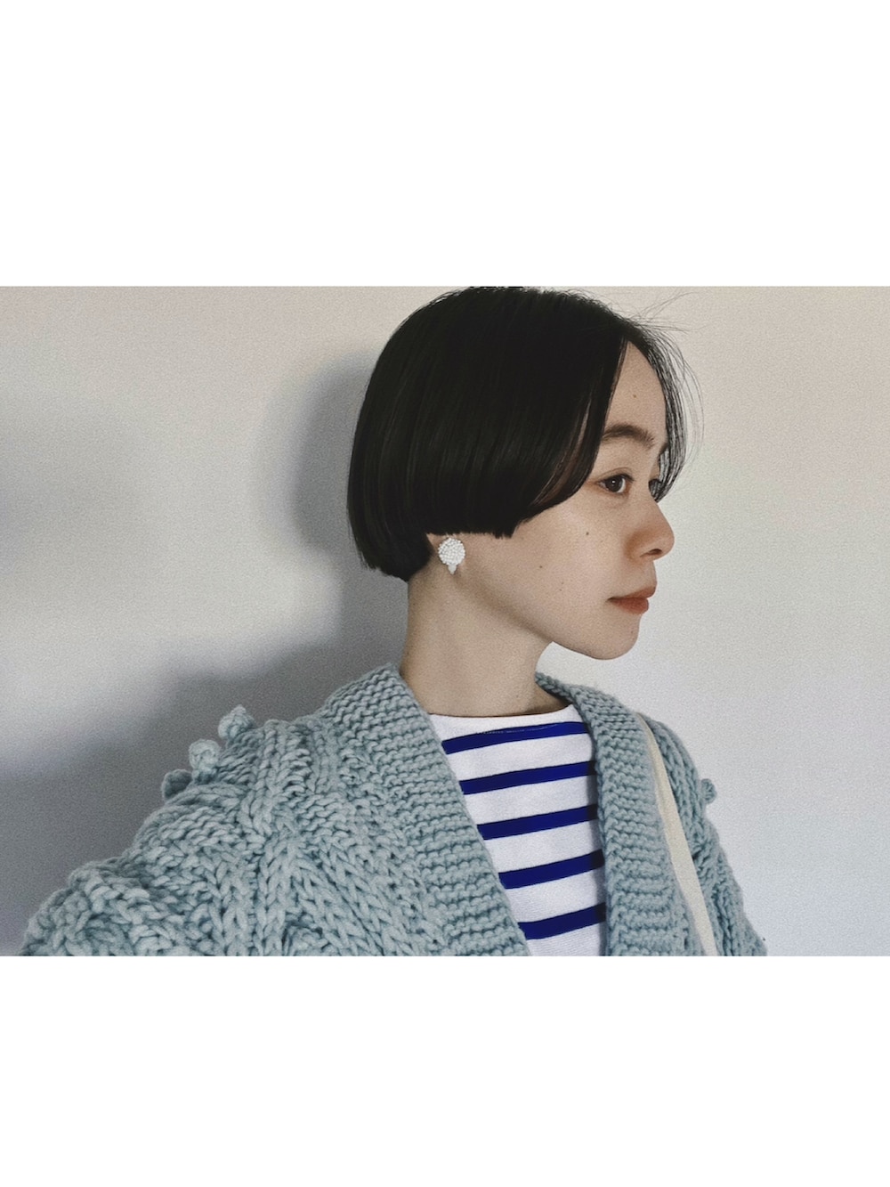 ブルー系のカーディガン/ボレロ、ブルー系のトップス、ブルー系のデニムパンツを着用したレディースの秋コーディネートの2枚目の写真