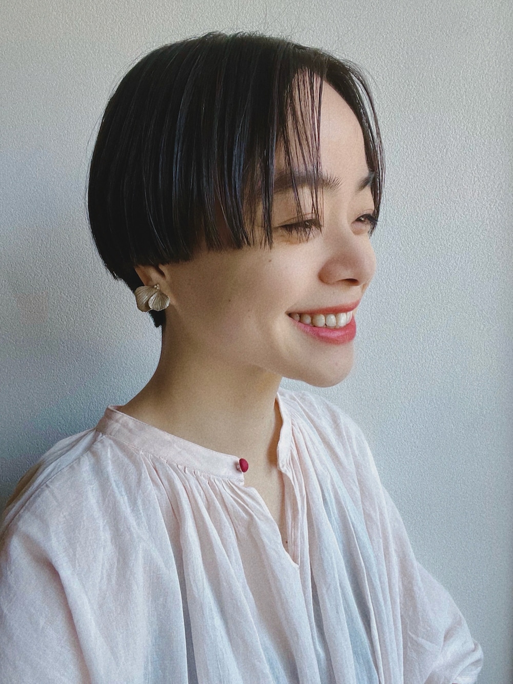 「ブラウス、ショートパンツ、短パン、ハーフパンツ、ナチュラル、ナチュラルスタイル、コンジェペイエ、conges payes、シンプル、シンプルコーデ、春服コーデ、お出かけコーデ、ママファッション、ママコーデ」｜「conges payes ADIEU TRISTESSEのKanocoさんコラボ ポンチョシルエットブラウス（シャツ/ブラウス、ピンク系）」を使った、Kanocoさん（レディース・170cm）の春コーディネートの4枚目の写真
