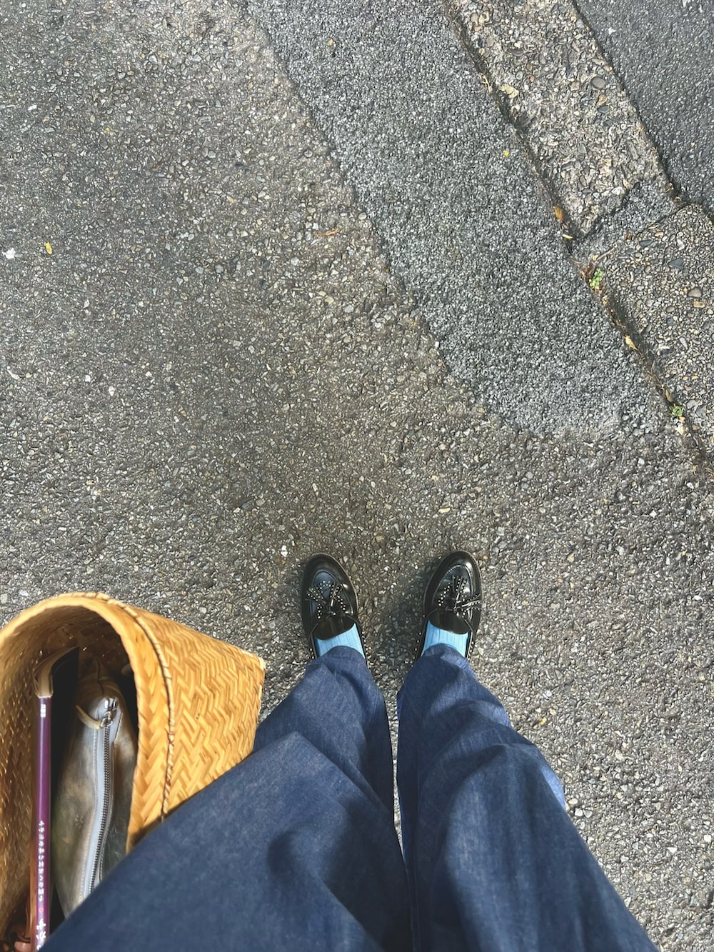 ブルー系のつなぎ/オールインワン、ブラック系のローファー、ブルー系のソックス/靴下を着用したレディースの秋コーディネートの3枚目の写真