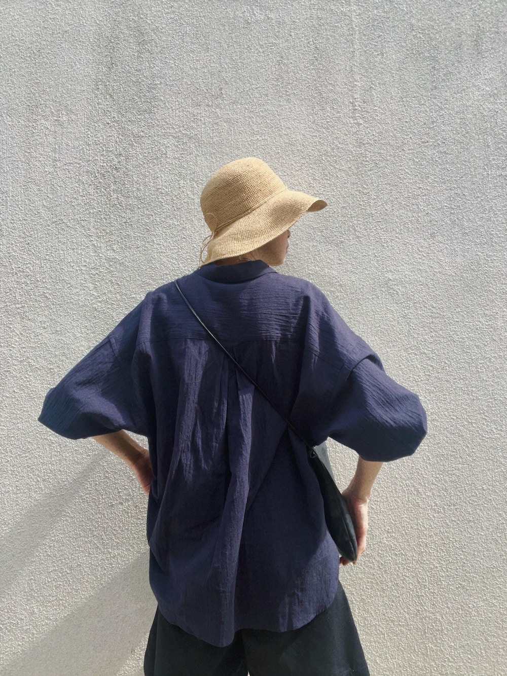 ブラック系のその他パンツ、ブルー系のシャツ/ブラウス、ホワイト系のタンクトップを着用したレディースの夏コーディネートの3枚目の写真