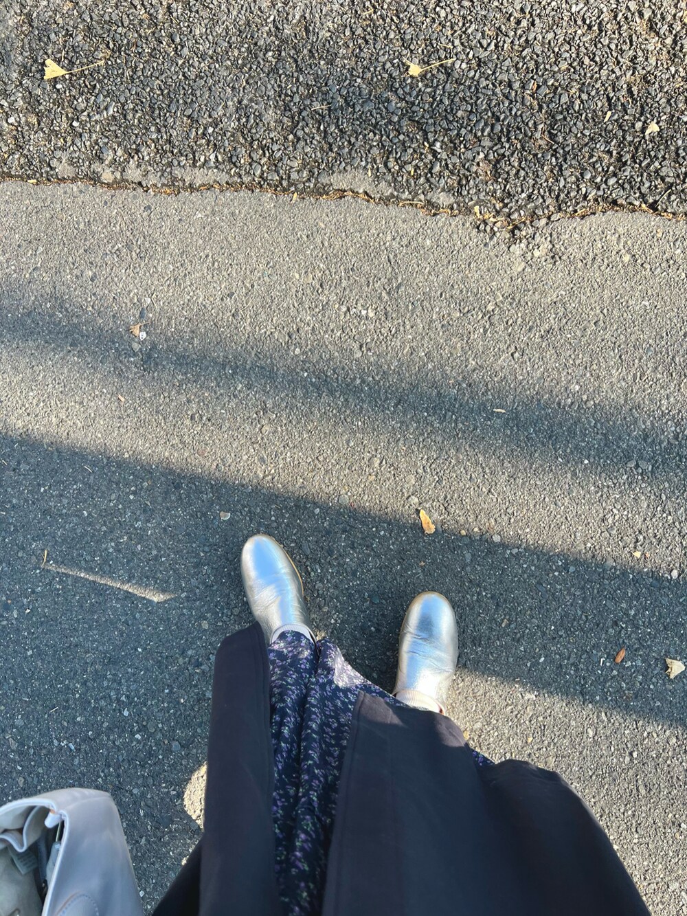 ブルー系のステンカラーコート、ブルー系のベスト、ブルー系のワンピースを着用したレディースの冬コーディネートの2枚目の写真