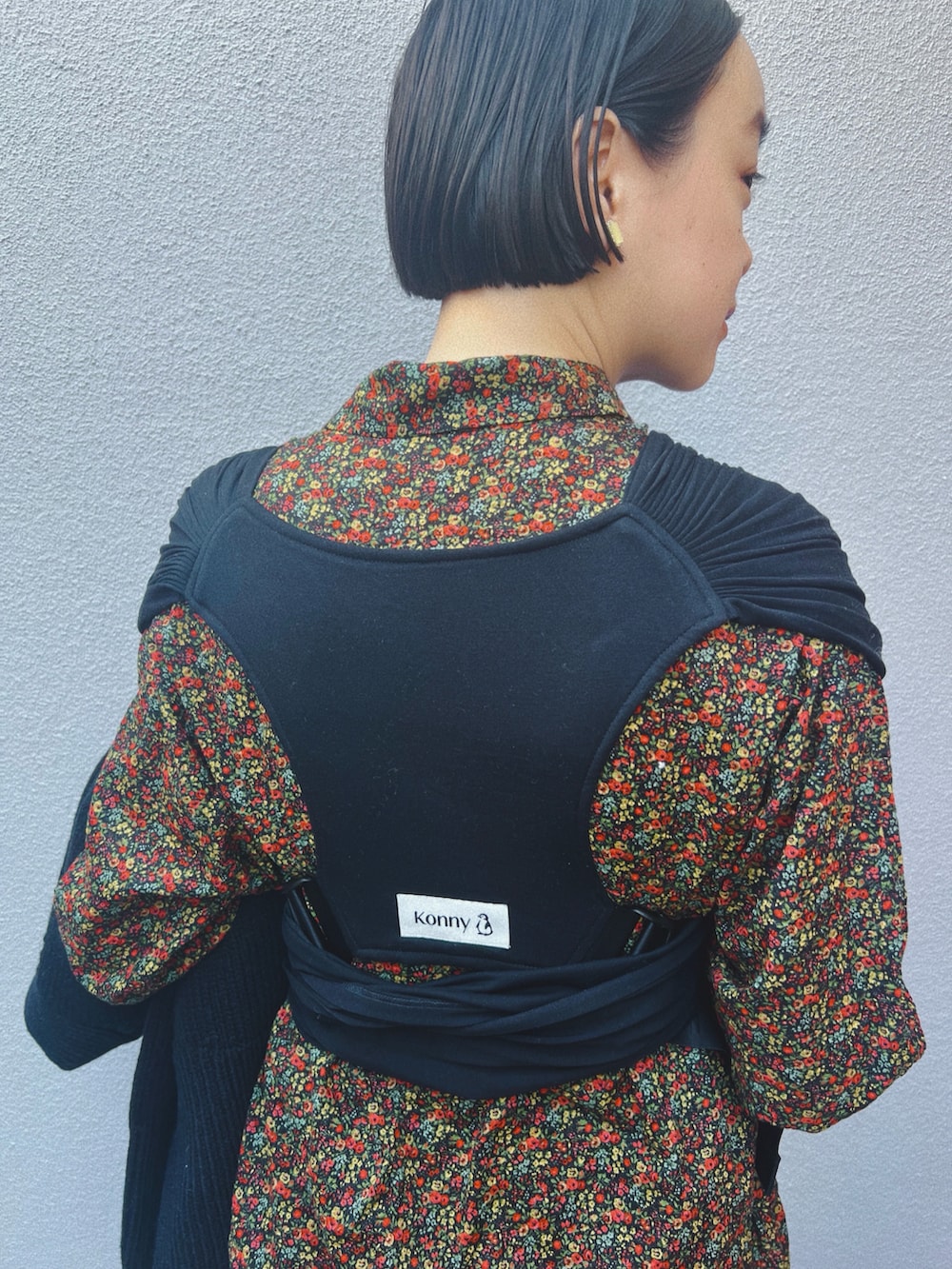 レッド系のつなぎ/オールインワン、イエロー系のシューズ、ブラウン系のソックス/靴下を着用したレディースの春コーディネートの2枚目の写真