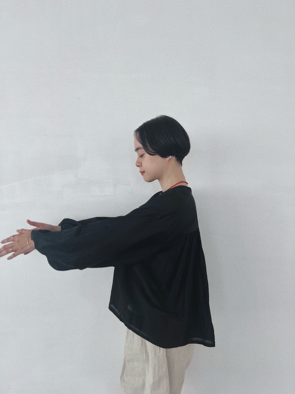 その他のシャツ/ブラウス、ベージュ系のその他パンツ、ブラック系のサンダルを着用したレディースの夏コーディネートの5枚目の写真