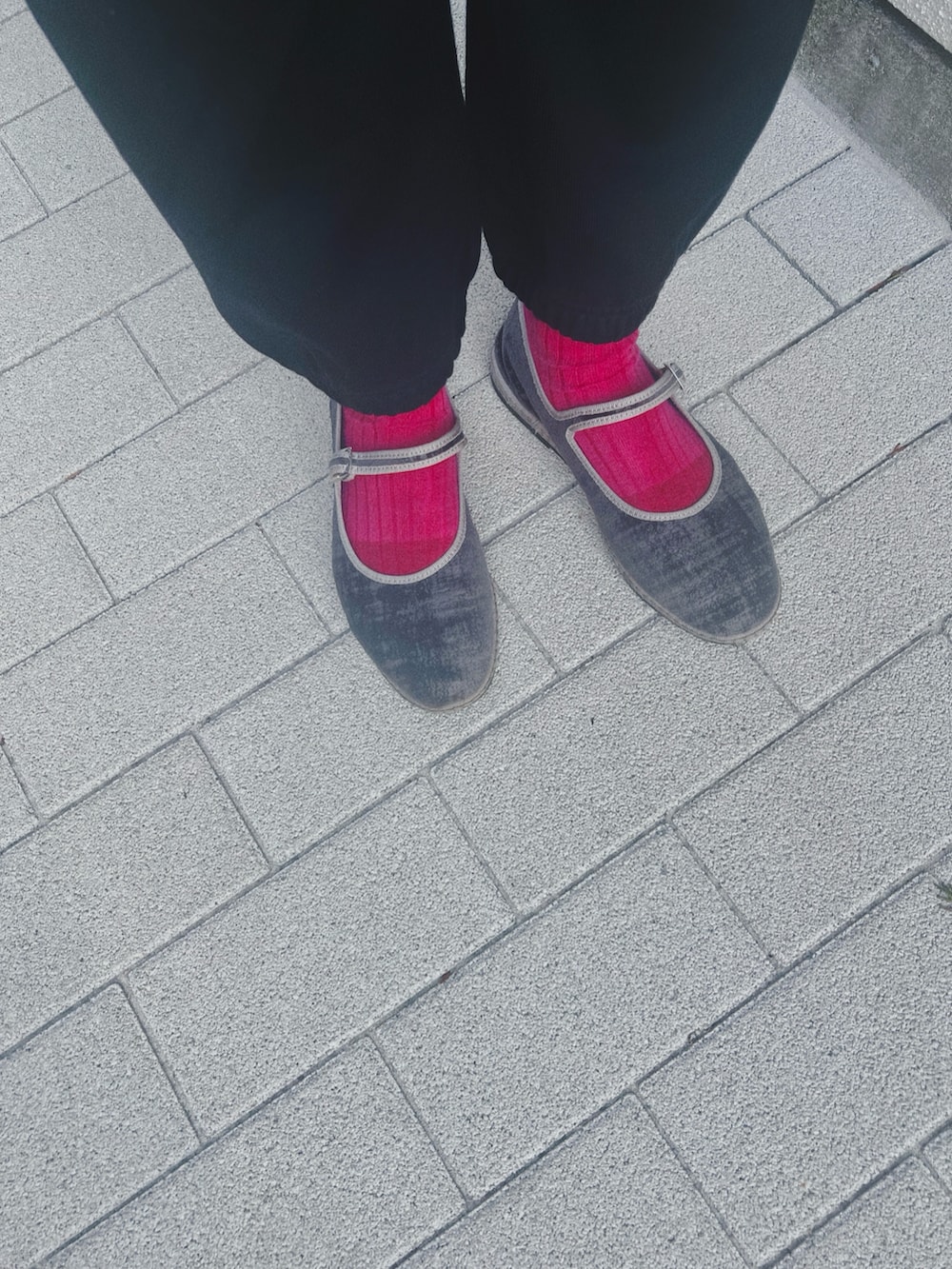 ブラック系のカーディガン/ボレロ、ブラック系のシャツ/ブラウス、ブラック系のスウェットパンツを着用したレディースの春コーディネートの2枚目の写真