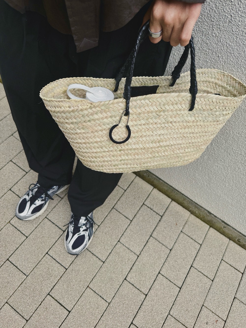 ブラック系のスニーカー、ブラック系のその他パンツ、ブラウン系のシャツ/ブラウスを着用したレディースの夏コーディネートの3枚目の写真