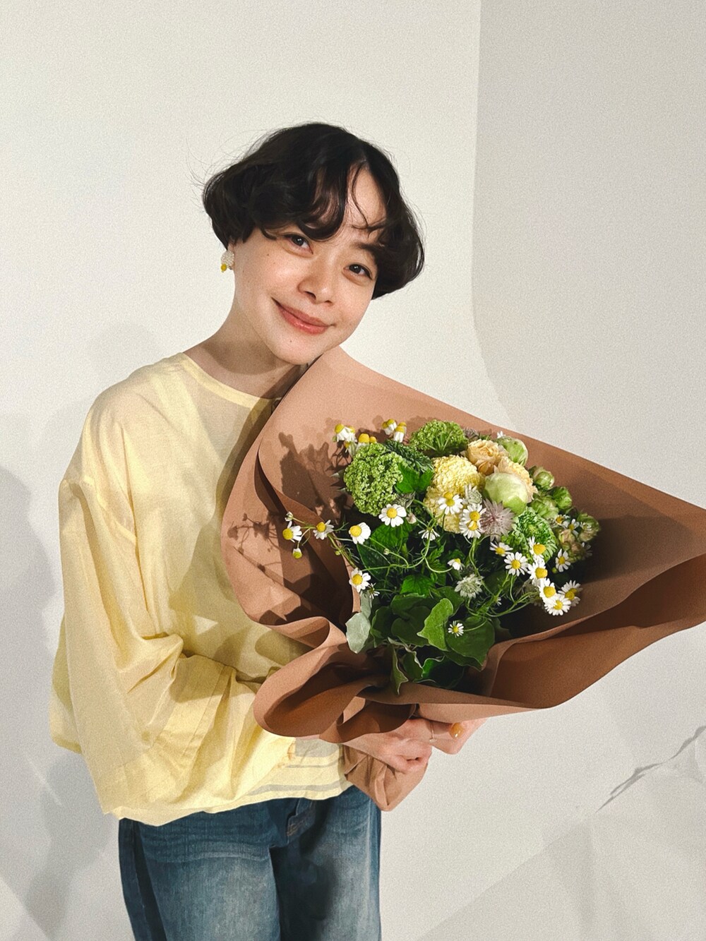 ブルー系のデニムパンツ、その他のシャツ/ブラウス、ホワイト系のサンダルを着用したレディースの春コーディネートの2枚目の写真