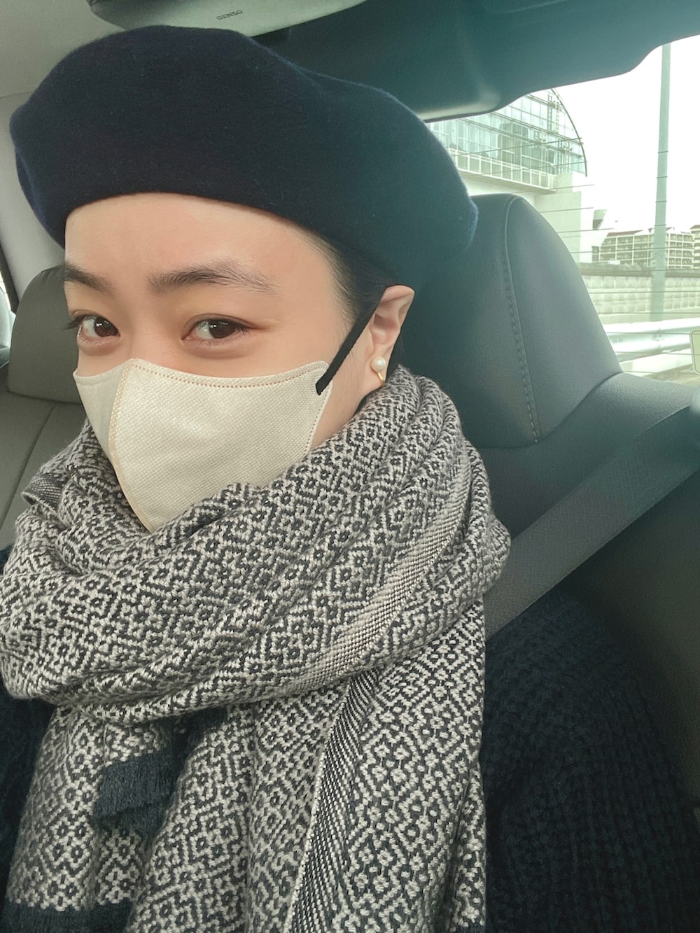 ブルー系のワンピース、ブラック系のショルダーバッグ、ブラック系のストール/ショールを着用したレディースの冬コーディネートの2枚目の写真