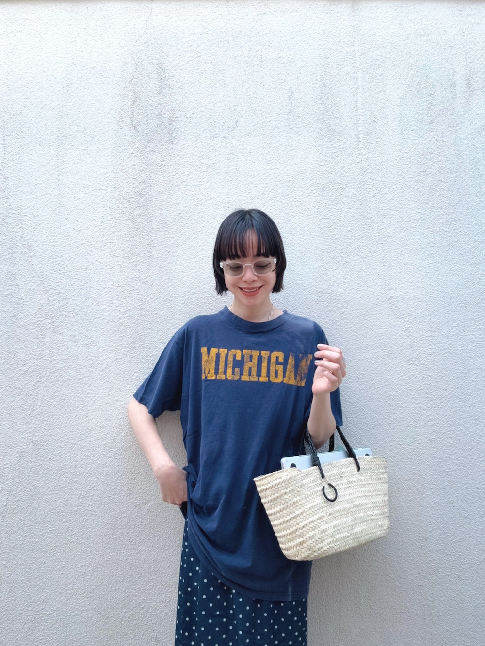 ブルー系のTシャツ/カットソー、ブルー系のスカート、ベージュ系のかごバッグを着用したレディースの夏コーディネートの2枚目の写真