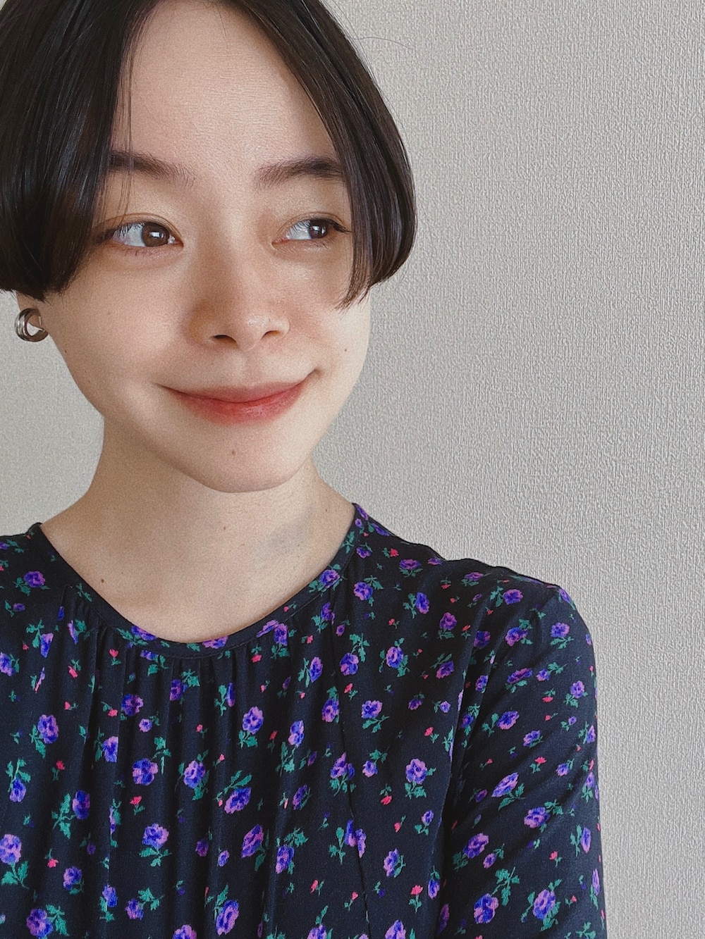 ブラック系のワンピース、ホワイト系のトートバッグ、ブラック系のシューズを着用したレディースの秋コーディネートの2枚目の写真