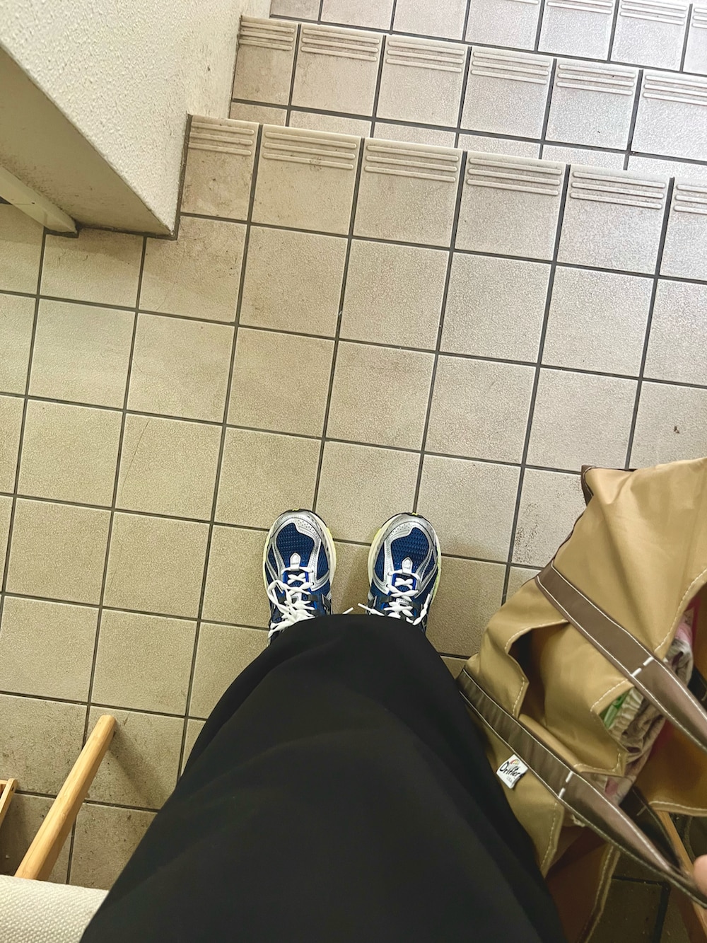 ベージュ系のトートバッグ、ホワイト系のTシャツ/カットソー、ブラック系のスカートを着用したレディースの夏コーディネートの3枚目の写真