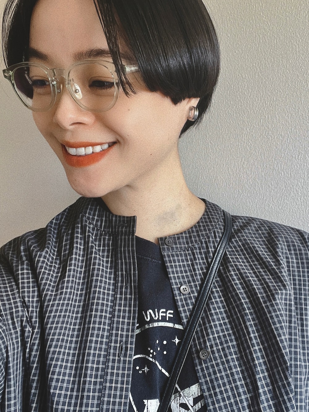 ブラック系のシャツ/ブラウス、ブラック系のTシャツ/カットソー、ブラック系のローファーを着用したレディースの秋コーディネートの3枚目の写真