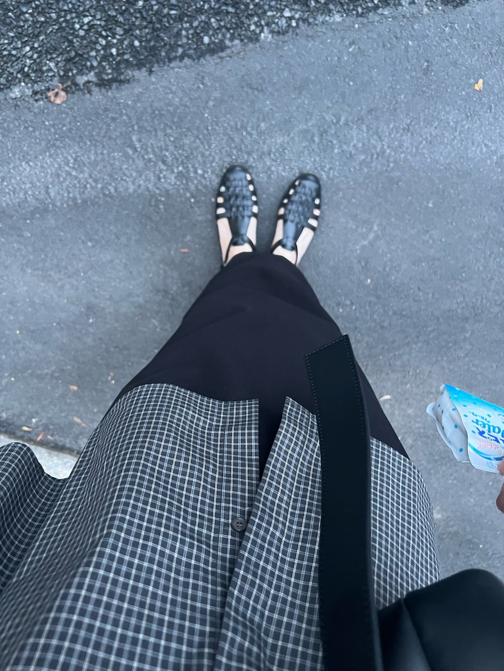 ブラック系のシャツ/ブラウス、ブラック系のバッグ、ブラック系のスカートを着用したレディースの秋コーディネートの3枚目の写真