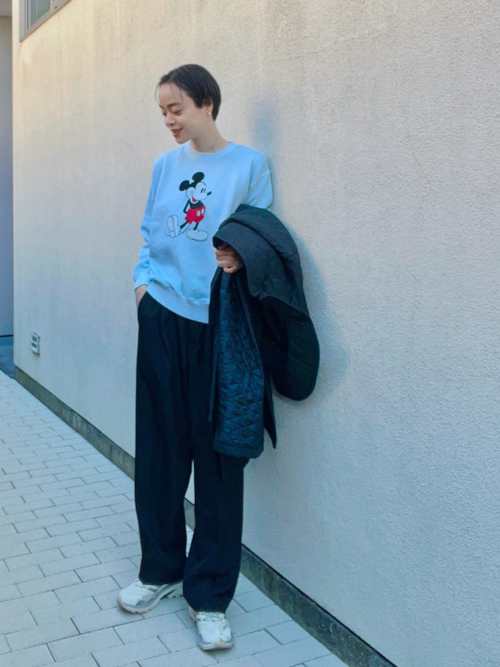 ブルー系のスウェット、ブラック系のジャケット/アウター、ブラック系のスラックスを着用したレディースの冬コーディネートの2枚目の写真