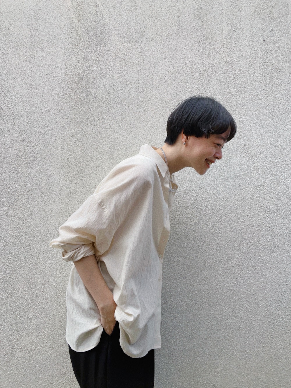 ベージュ系のシャツ/ブラウス、ホワイト系のタンクトップ、ブラック系のスラックスを着用したレディースの夏コーディネートの4枚目の写真