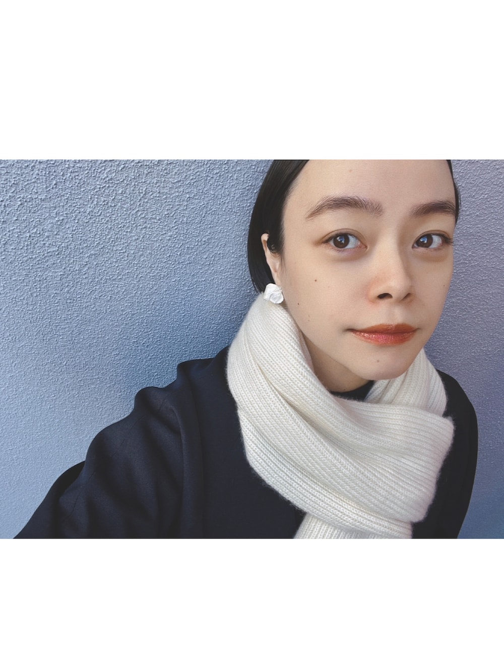 ブルー系のジャケット/アウター、ブルー系のパンツ、ブラック系のその他シューズを着用したレディースの冬コーディネートの2枚目の写真