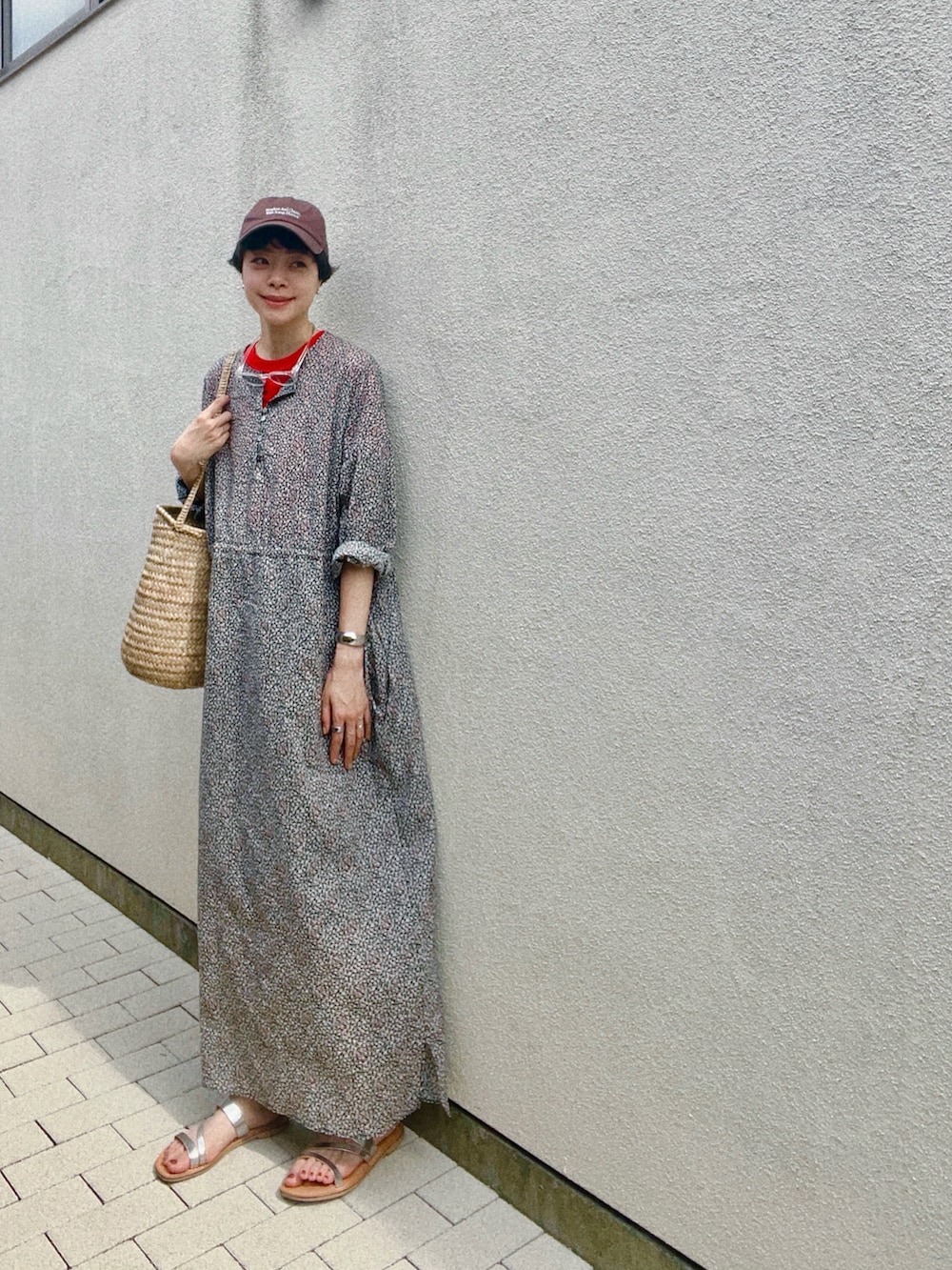 ベージュ系のかごバッグ、レッド系のワンピース/ドレス、レッド系のTシャツ/カットソーを着用したレディースの夏コーディネートの2枚目の写真