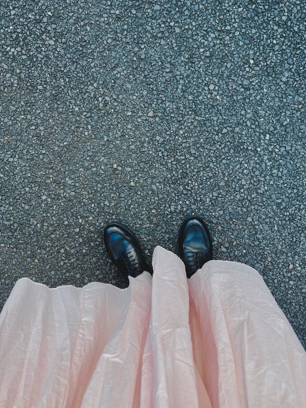 ブラック系のドレスシューズ、ピンク系のスカート、ブラック系のニット/セーターを着用したレディースの秋コーディネートの2枚目の写真