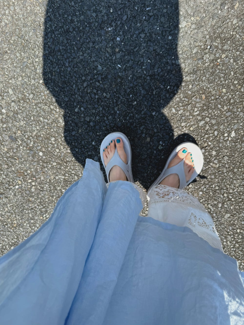 グレー系のサンダル、ブルー系のワンピース、ホワイト系のその他パンツを着用したレディースの夏コーディネートの3枚目の写真