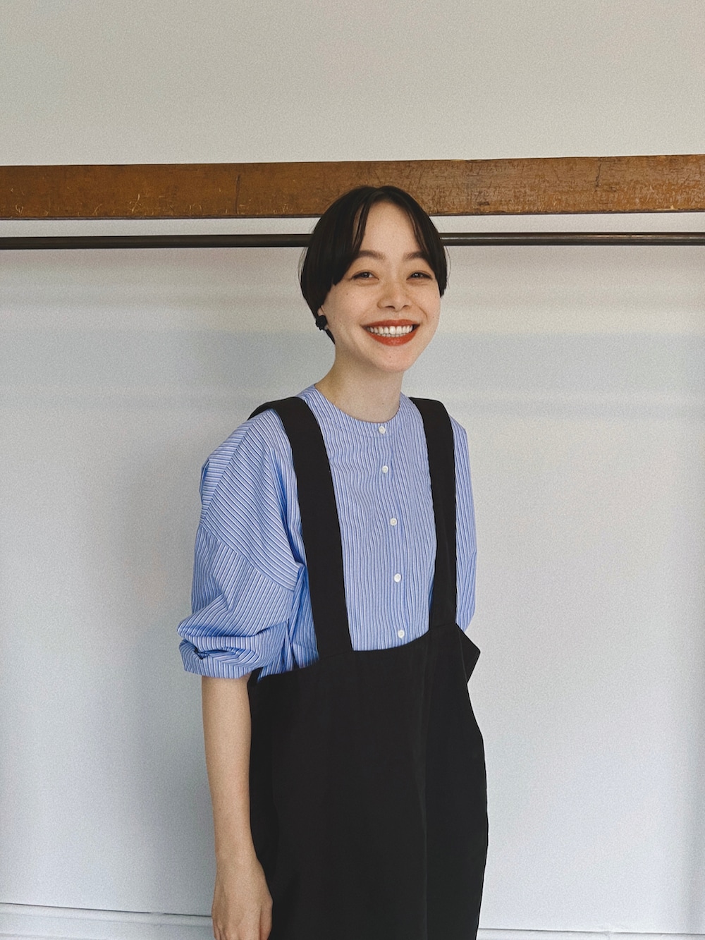 「秋服、シンプル、シャツスタイル、シャツ、シャツコーデ、ストライプシャツ、ストライプ、キレイめカジュアル、レインブーツ、conges payes、秋コーデ、シンプルコーデ、ナチュラル、ママコーデ、雨の日コーデ」|「conges payes ADIEU TRISTESSEのKanocoさんコラボレーションシャツ(シャツ/ブラウス、ブルー系)」を使った、Kanocoさん(レディース・170cm)の秋コーディネートの2枚目の写真