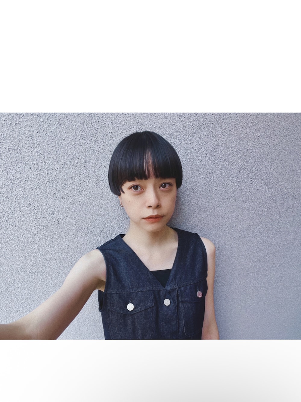 ブラック系のサンダル、ブルー系のワンピース、ブラック系のバッグを着用したレディースの夏コーディネートの4枚目の写真