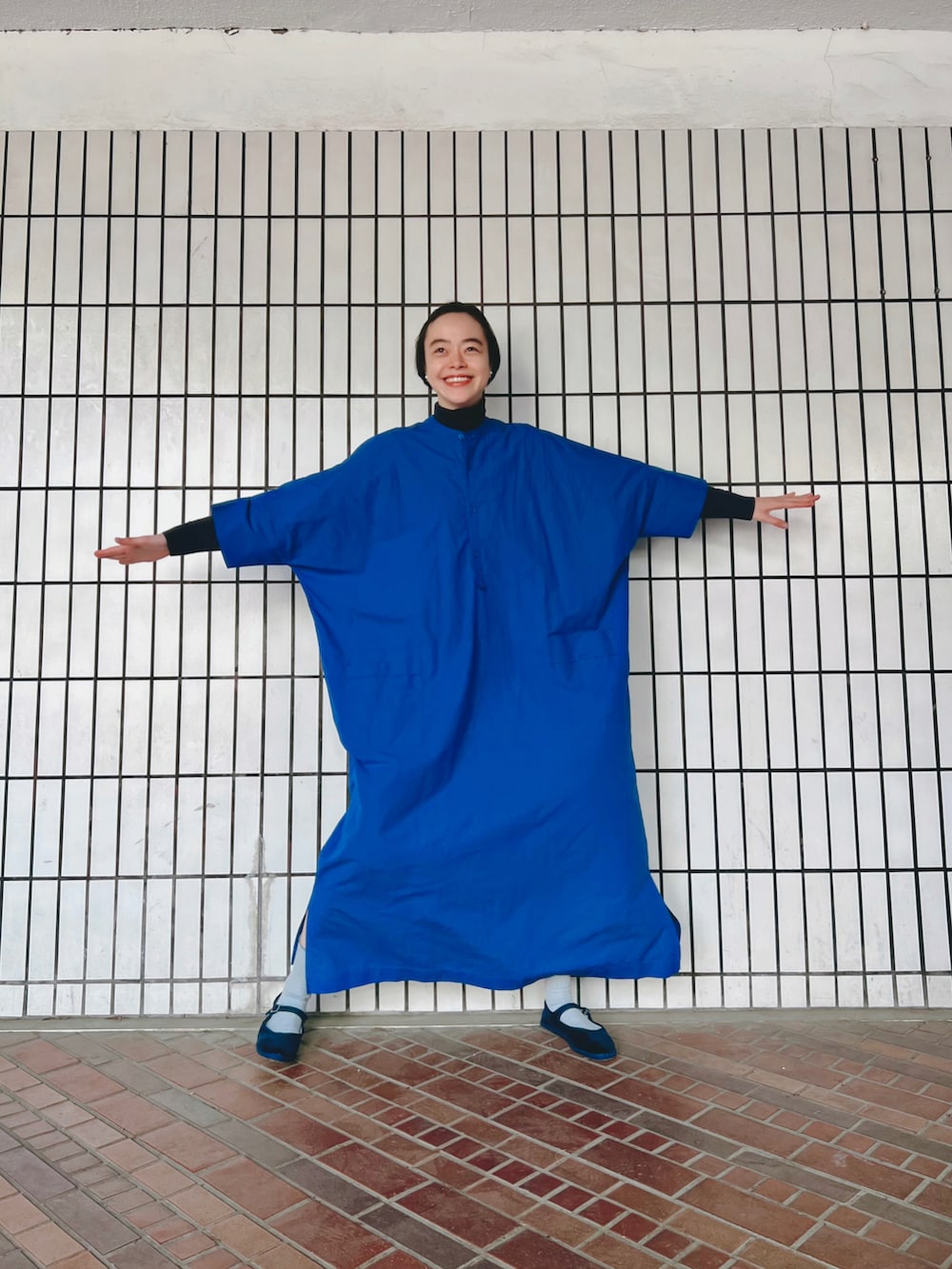 ブルー系のワンピース/ドレス、ブルー系のニット/セーター、ブルー系のその他シューズを着用したレディースの春コーディネートの2枚目の写真