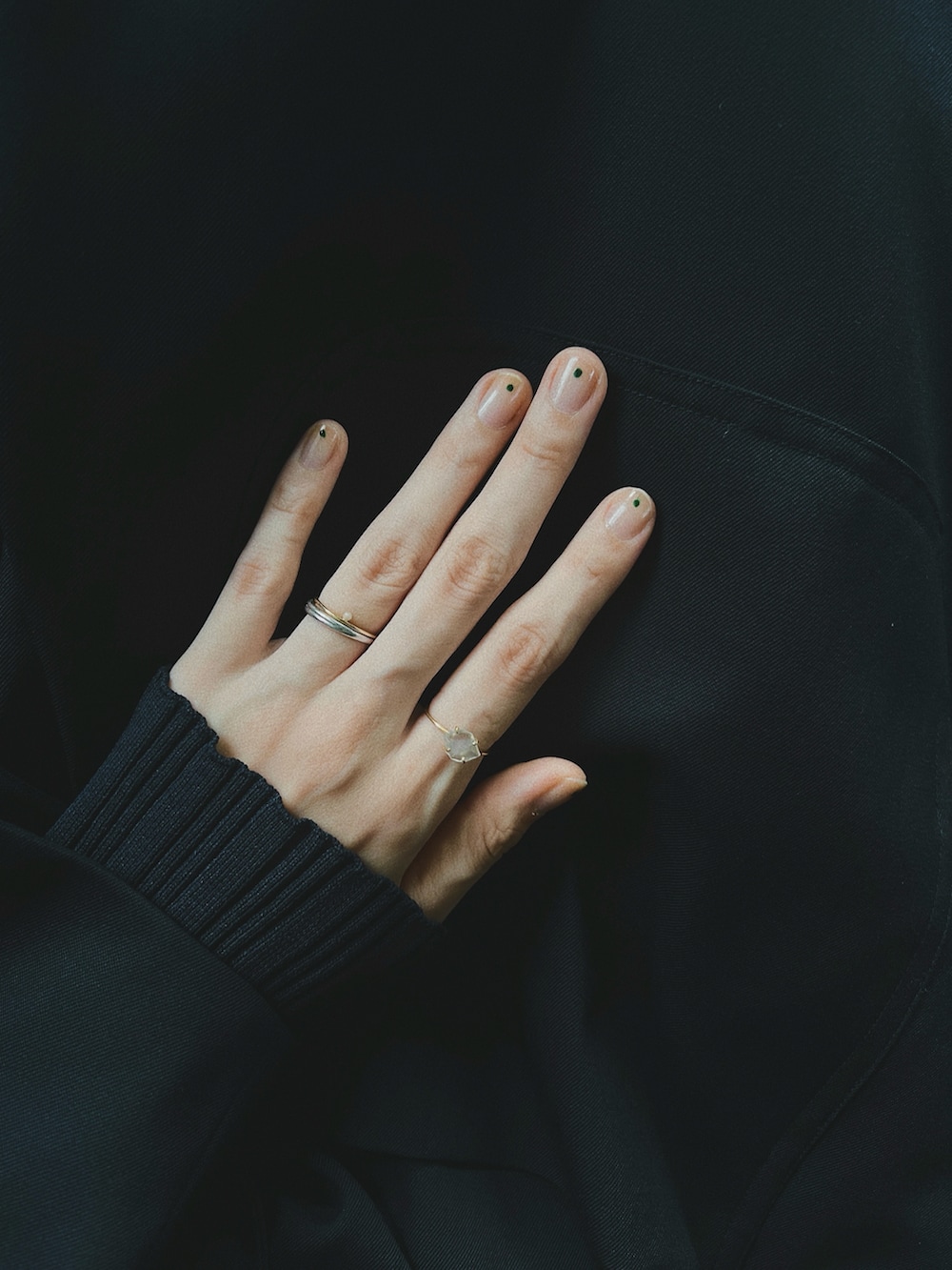 ブルー系のワンピース、ブルー系のジャケット/アウター、ブルー系のスニーカーを着用したレディースの秋コーディネートの3枚目の写真