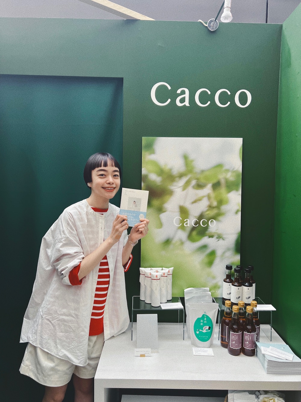 ホワイト系のシャツ/ブラウス、ホワイト系のその他パンツ、ホワイト系のかごバッグを着用したレディースの春コーディネートの3枚目の写真
