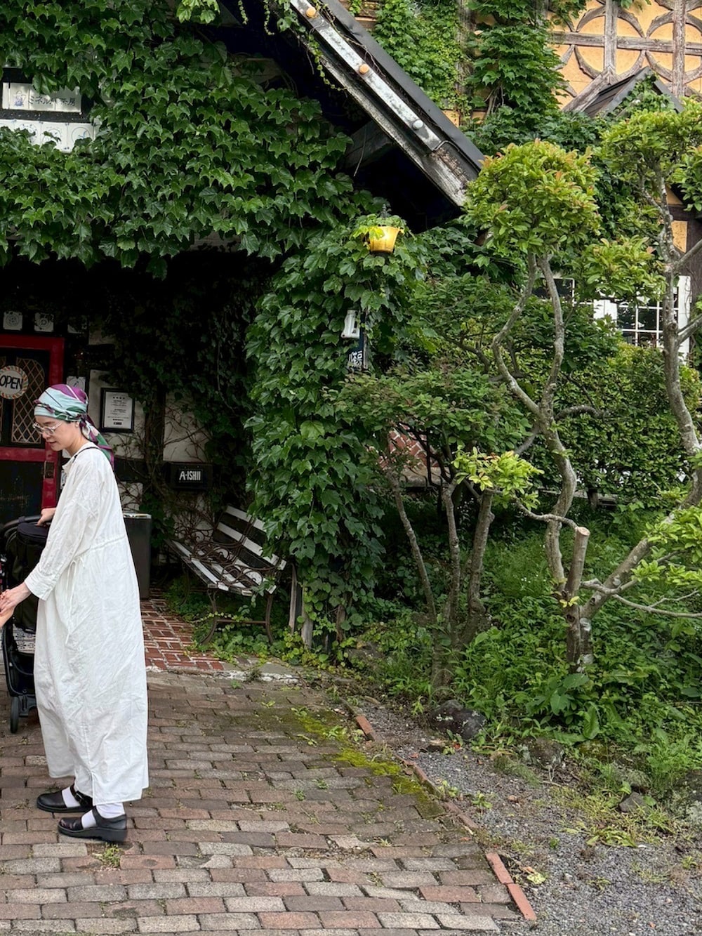 ホワイト系のワンピース/ドレス、ブラック系のショルダーバッグ、ブラック系のシューズを着用したレディースの夏コーディネートの3枚目の写真