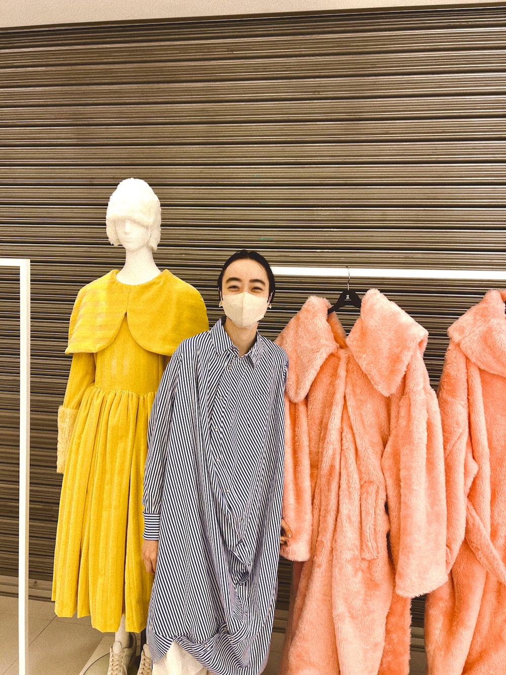 「春コーデ、ANREALAGE、アンリアレイジ(ANREALAGE)、シャツスタイル、シャツ、ロングシャツ、春カラー、シンプル、シンプルスタイル、白パンツ、カジュアルコーデ、ママコーデ、ママファッション」｜「ANREALAGEのアイテム（シャツ/ブラウス、ブルー系）」を使った、Kanocoさん（レディース・170cm）の春コーディネートの2枚目の写真