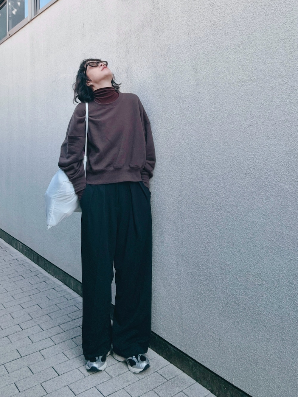 その他のスウェット、その他のTシャツ/カットソー、ブラック系のその他パンツを着用したレディースの秋コーディネートの2枚目の写真
