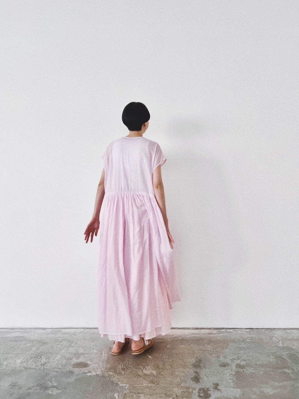 ピンク系のワンピース、シルバー系のサンダルを着用したレディースの夏コーディネートの3枚目の写真