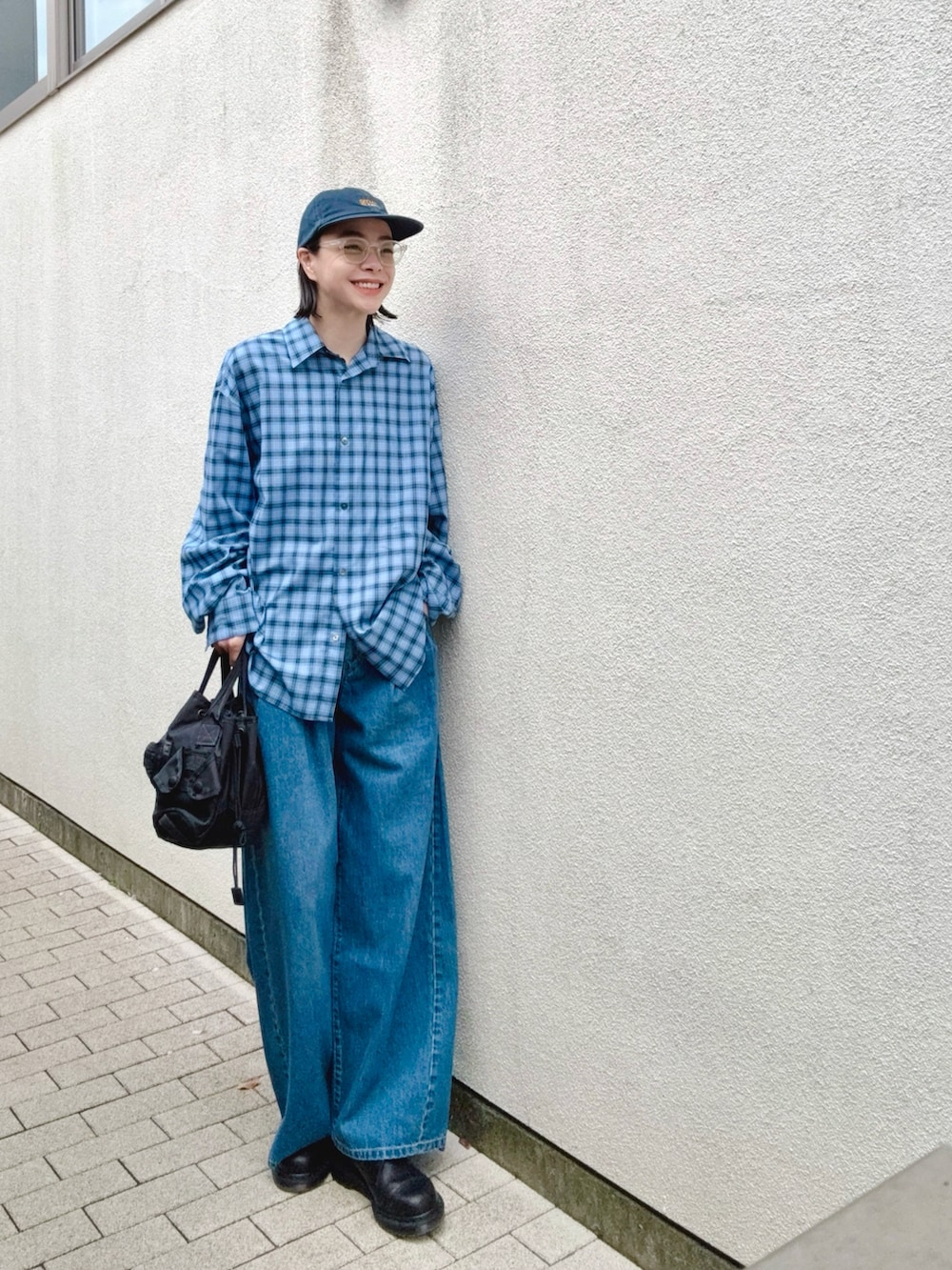 ブルー系のデニムパンツ、ブルー系のシャツ/ブラウス、ブラック系のバッグを着用したレディースの秋コーディネートの2枚目の写真