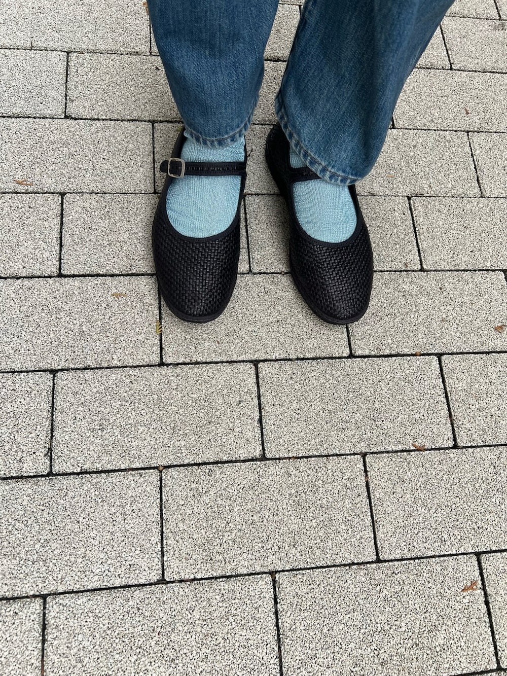 ブルー系のデニムパンツ、ブラック系のシューズ、ブルー系のソックス/靴下を着用したレディースの夏コーディネートの2枚目の写真