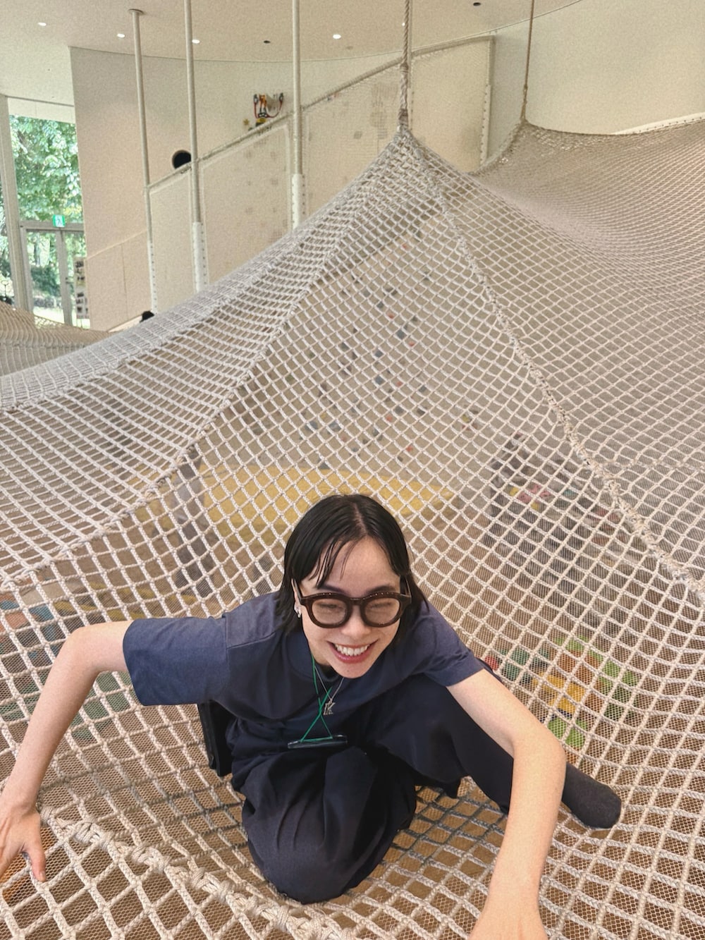 ブルー系のTシャツ/カットソー、ブルー系のその他パンツ、ベージュ系のかごバッグを着用したレディースの夏コーディネートの2枚目の写真