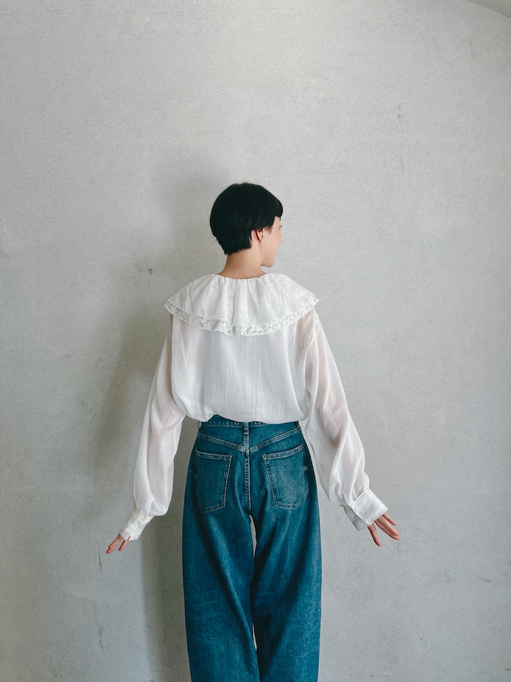 ホワイト系のシャツ/ブラウスを着用したレディースの秋コーディネートの3枚目の写真