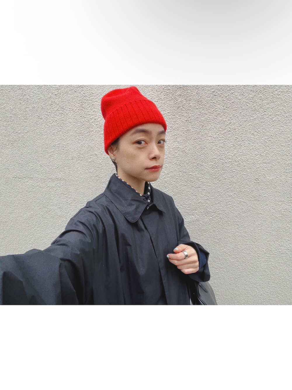 ブルー系のデニムパンツ、ブラック系のシューズ、ブラック系のバッグを着用したレディースの秋コーディネートの2枚目の写真