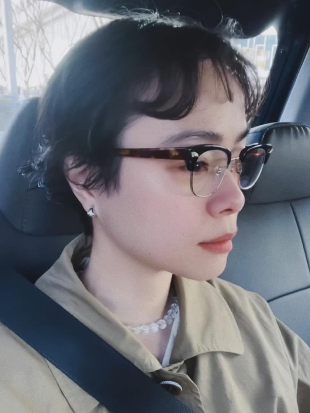 「ロングシャツ、ロングタンクトップ、シンプルコーデ、シンプル、シンプルスタイル、Curensology、シャツスタイル、春色、大人ファッション、arts & science、革靴、ANREALAGE、めがね、ママコーデ」｜「CurensologyのCurensology(カレンソロジー)/コットンロングタンクニット（タンクトップ、グレー系）」を使った、Kanocoさん（レディース・170cm）の冬コーディネートの4枚目の写真
