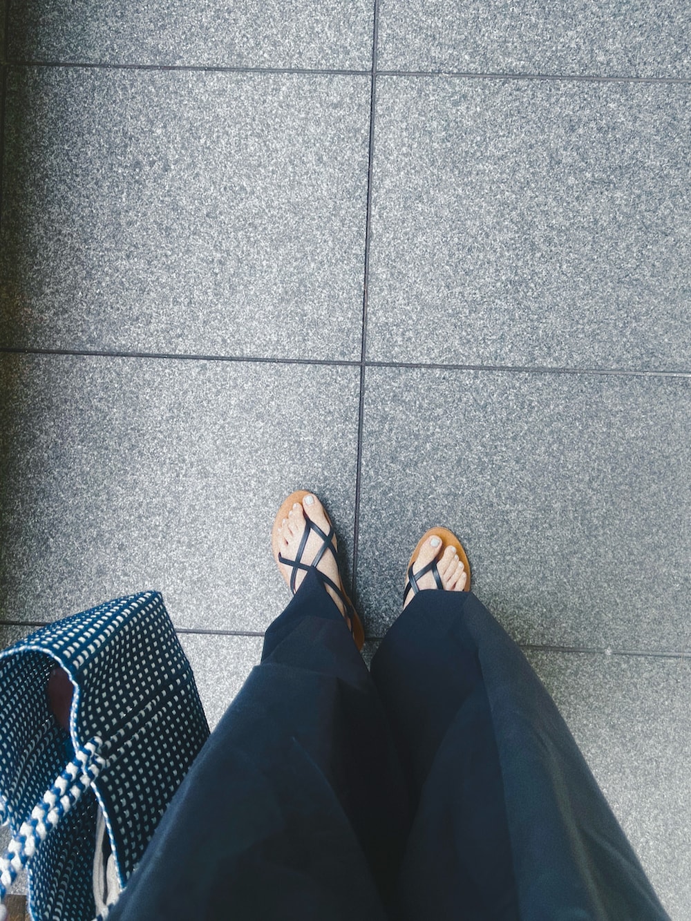 ブルー系のかごバッグ、ブラック系のつなぎ/オールインワン、ブラック系のサンダルを着用したレディースの夏コーディネートの4枚目の写真