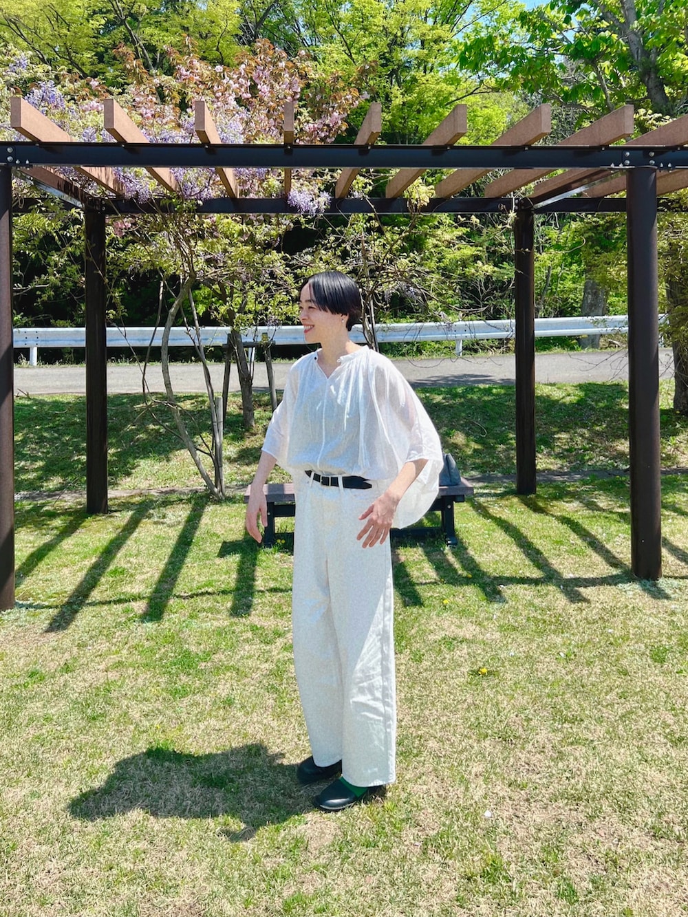 ホワイト系のシャツ/ブラウスを着用したレディースの春コーディネートの2枚目の写真