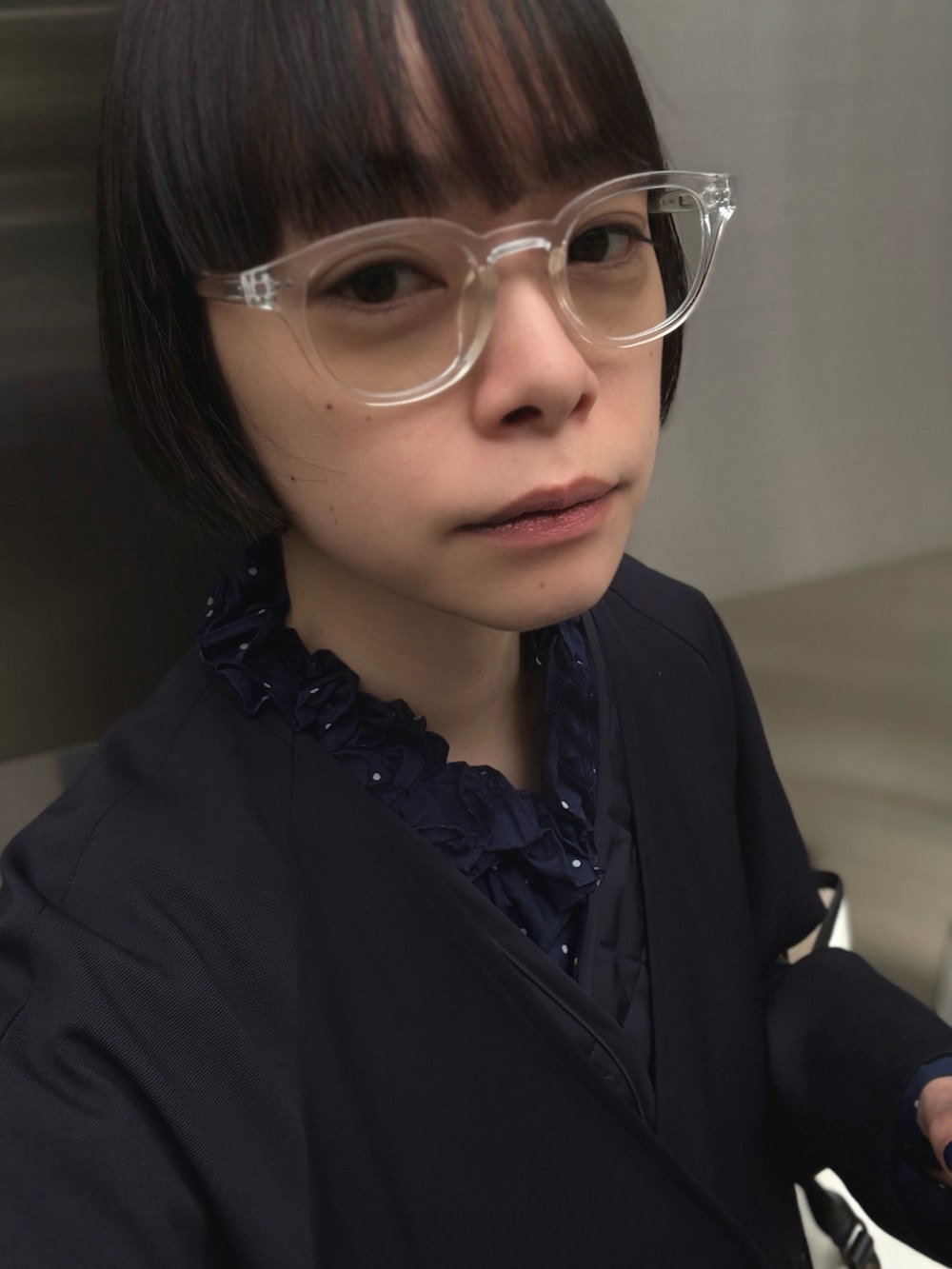 ブルー系のジャケット/アウター、ブルー系のシャツ/ブラウス、ブルー系のデニムパンツを着用したレディースの春コーディネートの3枚目の写真