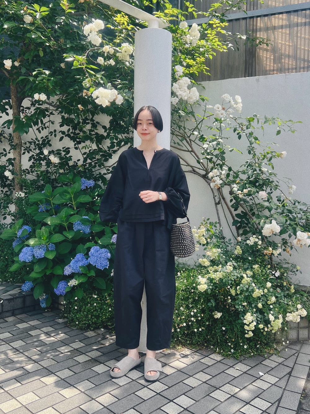 ベージュ系のサンダル、その他のシャツ/ブラウス、ブラック系のその他パンツを着用したレディースの春コーディネートの2枚目の写真